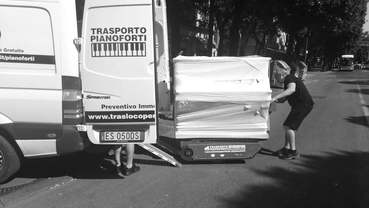 Carichiamo un pianoforte verticale sul furgone usando una slitta e il PianoPlan